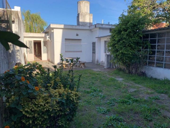 CASA 3 AMB A REFACCIONAR EN LOTE DE 10 X 25. EN ZONA RESIDENCIAL.