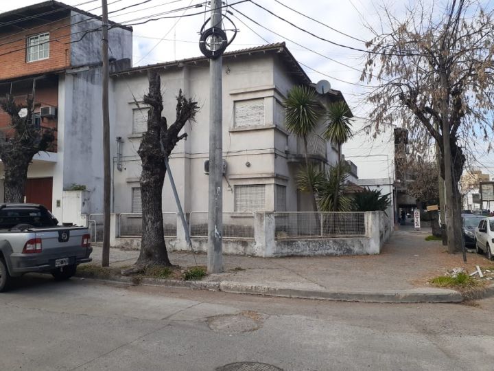 CASA  estilo colonial a cuadras de la estacion moron
