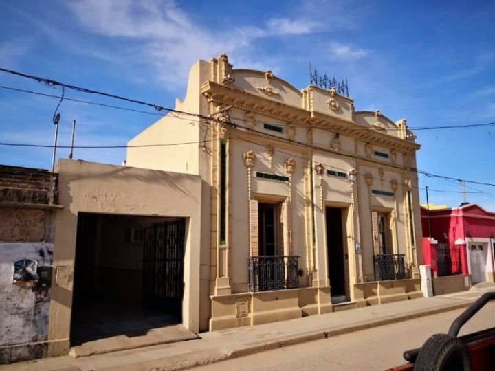 Casa Colonial Ubicada En Rawson Y Congreso - 6 Dormitorios - 3 Baños - Cochera - Jardin - Pileta