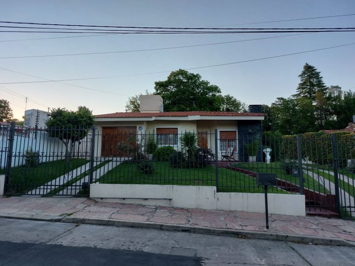 Hermosa Casa con Patio en Venta - Villa Carlos Paz