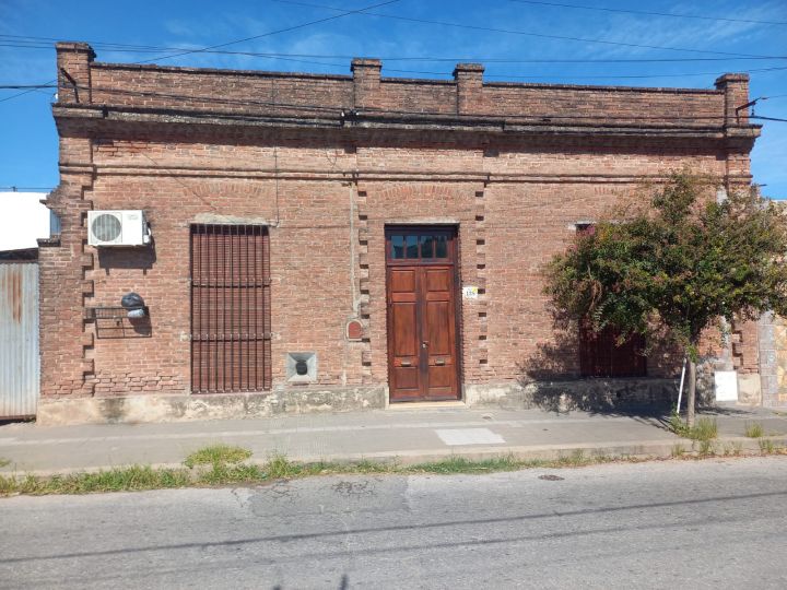 Casa Colonial en excelente estado de mantenimiento! Quincho cerrado y jardín! San Miguel 128 (e/Mitre y Perón)
