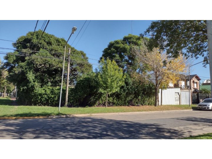 Granadero Baigorria. Excelente lote esquina, zona residencial lado río