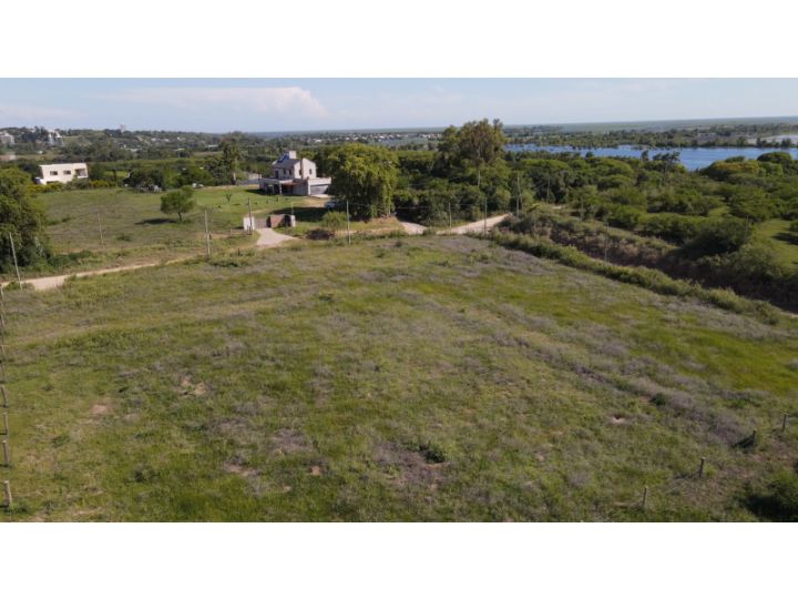 Terreno de 22x45 con vista al rio, calle Minuanes casi Guaranies