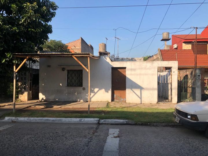 TERRENO EN VENTA CON CONSTRUCCION A REFACCIONAR O DEMOLER