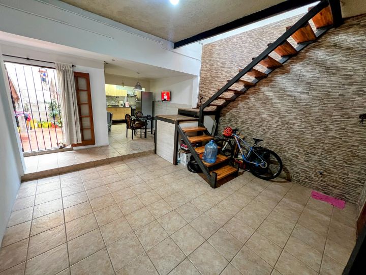 VENTA. APTO BANCOR! B°  YAPEYU. IMPECABLE PROPIEDAD DOS PLANTAS. 100 MTS TERRENO / 160 MTS CUB