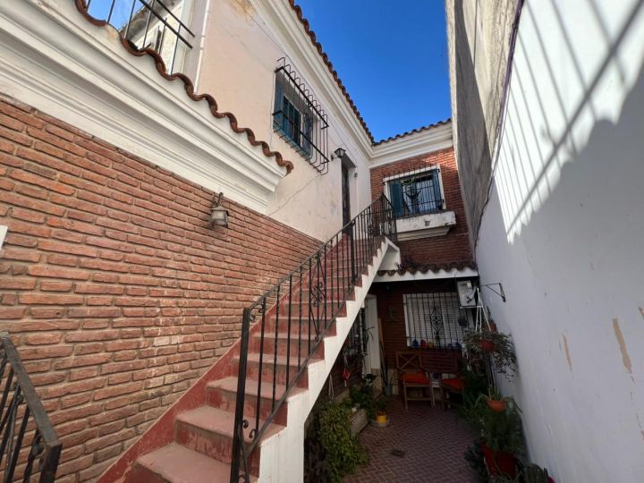 Departamento en PH Tipo Casa en Planta Alta de 2 dormitorios con Patio. Sin Expensas!