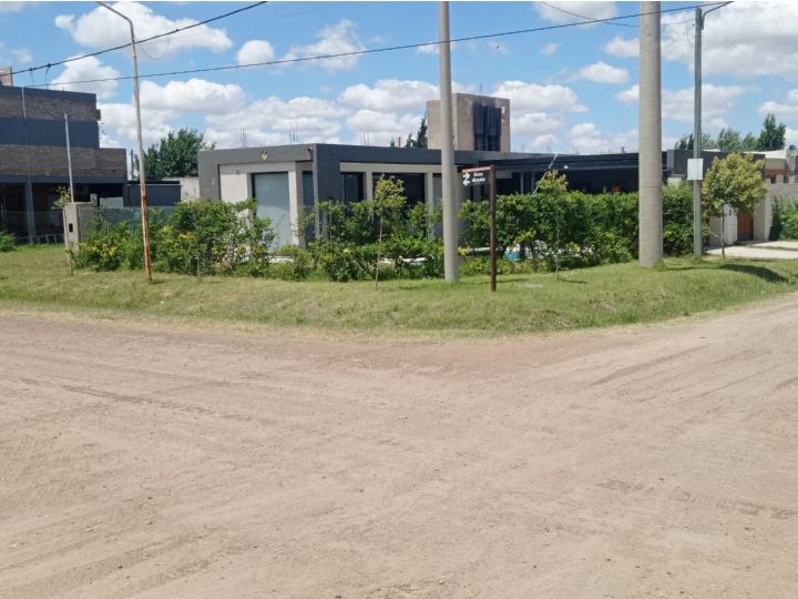 Venta de Dos casas con garage pileta y parrillero Roldán