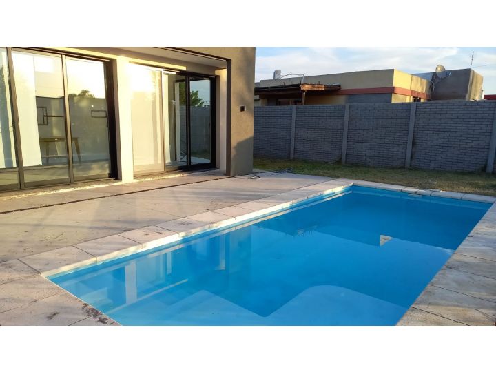 Venta de Dos casas con garage pileta y parrillero Roldán