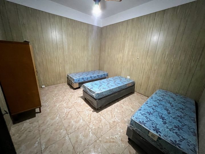 ALQUILER. CENTRO. AMPLIO DEPTO 3 DORM PLANTA BAJA CON GALERIA PROPIA. NO PAGA EXPENSAS!