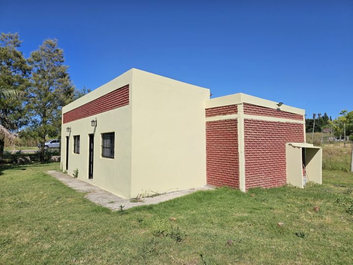 Complejo de 2 casas de 1 dormitorio sobre amplio terreno arbolado de 2600m2! Ideal para vivienda, proyecto comercial! Ruta 11