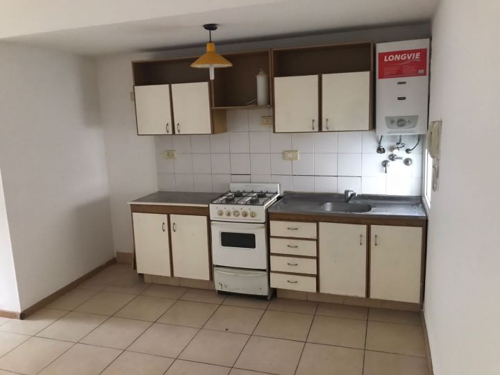 ALQUILO MONOAMBIENTE. COCHABAMBA 76.  EXTERNO CON BALCON