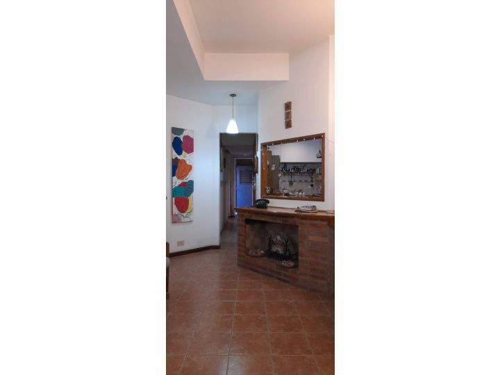Casa en lote de 8.66 x 27m, de 5 ambientes, en dos plantas, con cochera, quincho y parque