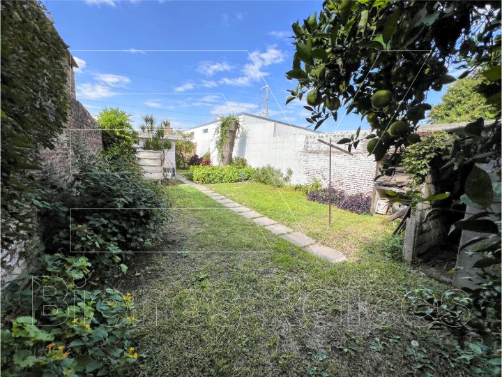 VENTA. APTO CREDITO. PROPIEDAD BARRIO COLON CON GRAN PATIO Y PARQUIZACION. ESCRITURA