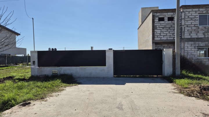 Terreno con construcción a terminar en venta en Alvear. Campos del Oeste.