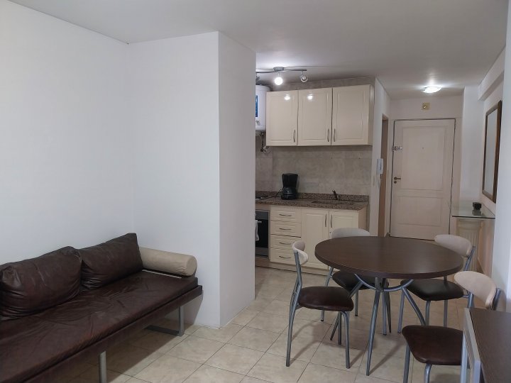 Chacarita, Av Corrientes 6400, 1 amb, 35m2, $ 520,000 + expensas + servicios. Expensas Abril 2025= $ 123,000.-