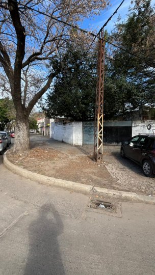 Terreno en esquina  libre para cocheras, galpon, local o planta baja y 3 pisos.