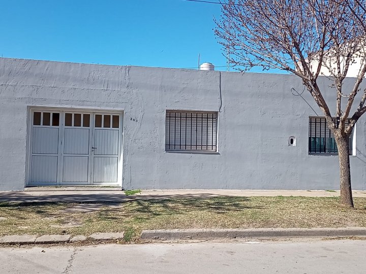 CASA EN MELINCUE. A PASOS DE LA TERMINAL DE COLECTIVOS. DOS DORMITORIOS. ALQUILADO