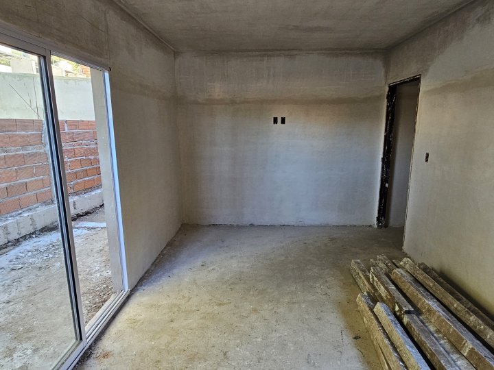 Casa de dos dormitorios + cochera cubierta -  A estrenar, financiada en 30 meses !!!