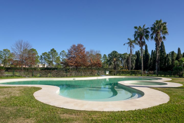 VENTA. Casa en San Marino, Funes Hills.