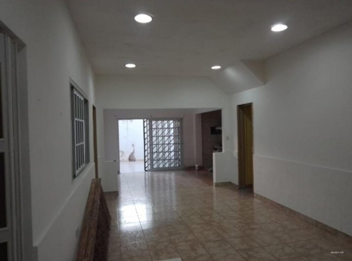 CASA 4 AMBIENTES  CON  PATIO