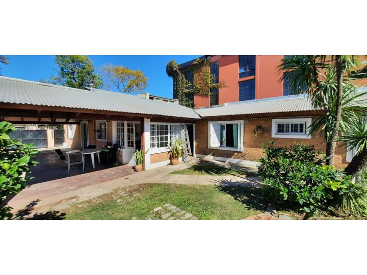 Casa céntrica con 2 locales integrados