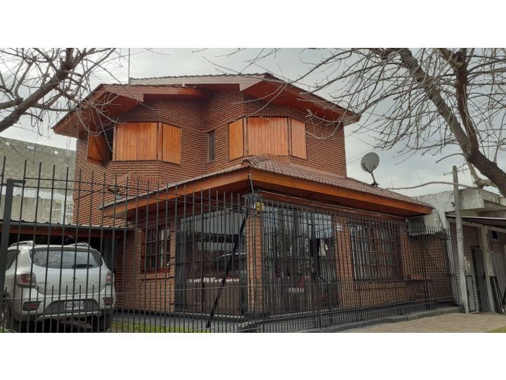 Venta casa + locales en Virrey del Pino